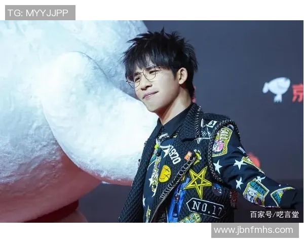 足球明星情侣共度夏日泳池时光甜蜜互动视频曝光引发热议